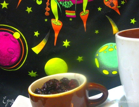 Желатин запарить в воде и влить перед тем, как ставить в разогретую до 90°C духовку. Томить около 30 минут. Оставить остывать до утра. Переложить в баночки, хранить в холодильнике. Невероятно вкусно. Украсит и тортик, и пирожное, и к чаю подойдет.