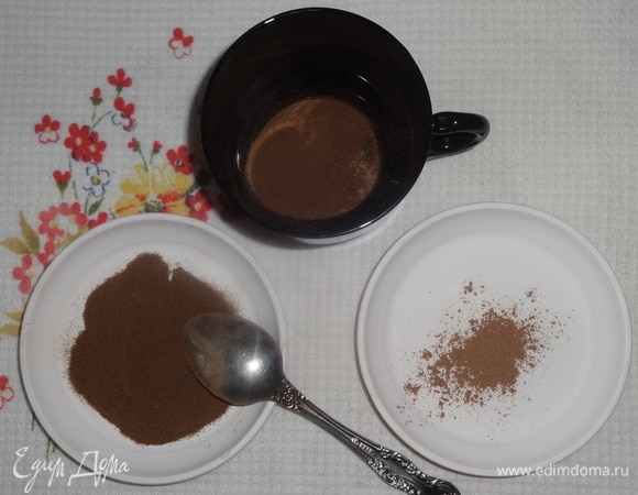 В чашку насыпать цикорий и корицу.