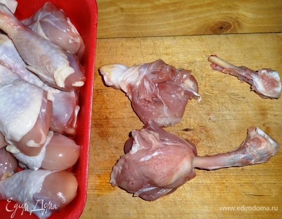 Куриные голени вымыть, обсушить бумажным полотенцем. Со стороны среза зачистить косточку, снимая мясо, как чулок, и отрубить ее. Голени придать первоначальный вид.