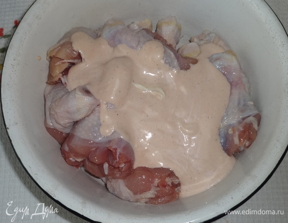 Подготовленные голени соединить с маринадом, перемешать. Накрыть пищевой пленкой и поставить в холодильник на 1 час.