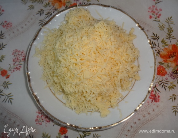Сыр натереть на мелкой терке. Чеснок очистить и также натереть на терке.
