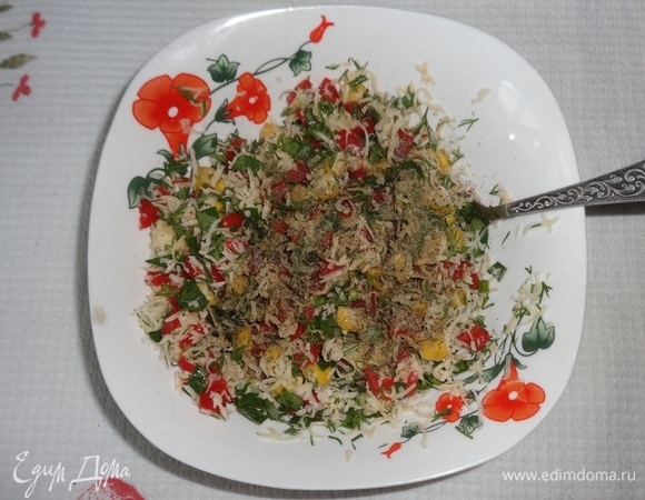 Соединить все компоненты начинки, добавить майонез, перемешать.