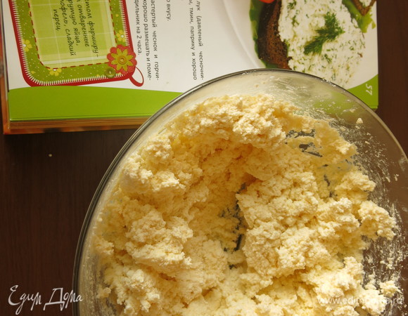 Добавляем масло и сметану.