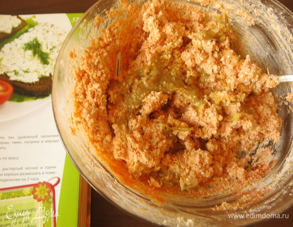 Кладем в намазку чеснок и даем настояться час в холодильнике.