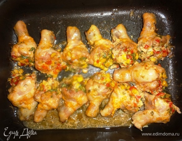 Готовые фаршированные голени достать из духовки.