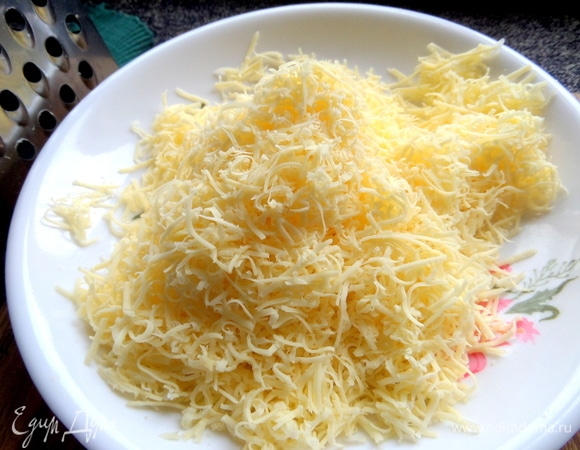 Натереть мелко сыр.