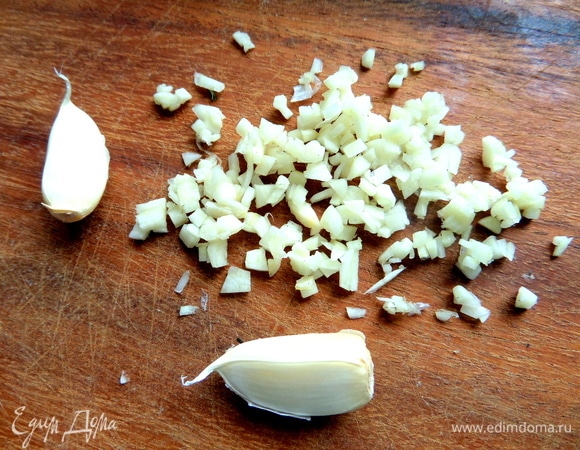 Измельчить чеснок.