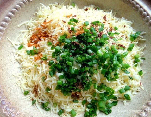 Также добавить нарезанные лук и чеснок, паприку, приправу со вкусом томатов и оливок. Можно посолить.