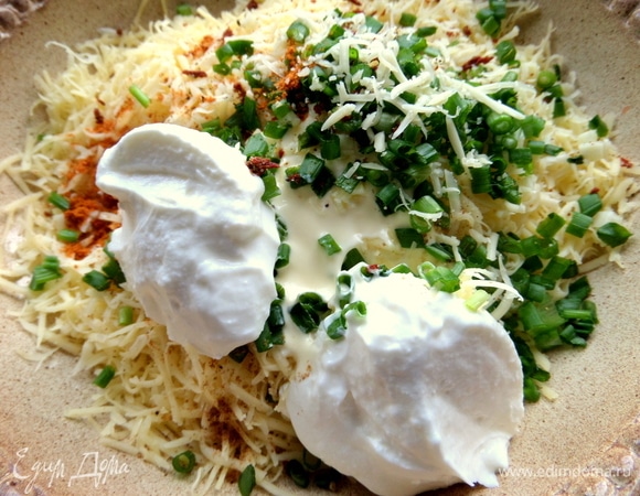 Чтобы уменьшить количество майонеза, для связки я ввела плавленый сливочный сыр.