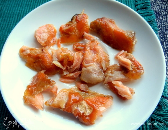 Копченый норвежский лосось очистить от костей.