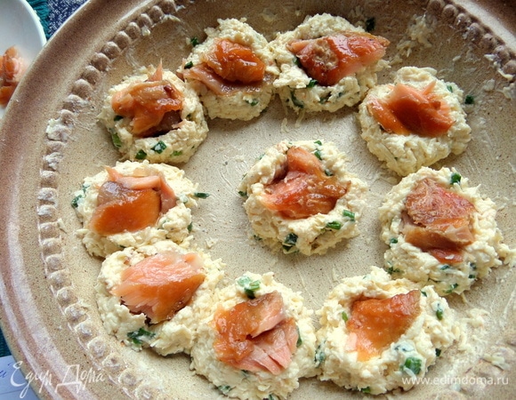 Сделать в сырных шариках углубления и положить по кусочку рыбы.