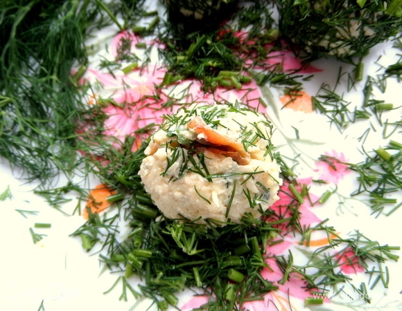 Обвалять в укропе каждый сырный шарик.