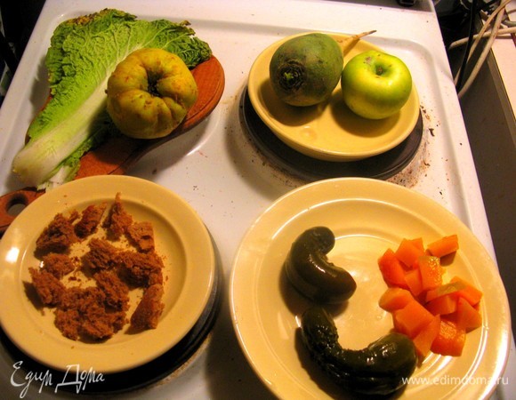 Салат перед измельчением положить на пару минут в холодильник. Остальные продукты, наоборот, достать из холодильника и дать нагрется до комнатной температуры.