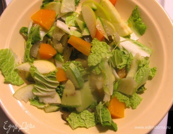 Лучше маринованную тыкву подогревать отдельно непосредственно перед подачей. Нарвать салат руками, яблоки нарезать как можно тоньше.