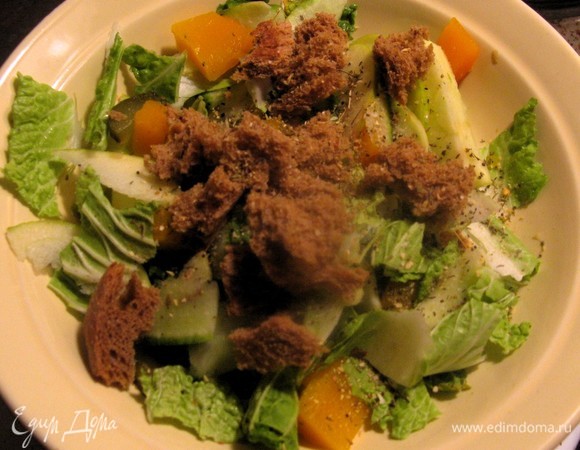 Огурец и редис нарезать соломкой и перемешать, приправив специями и добавив подсолнечное масло.