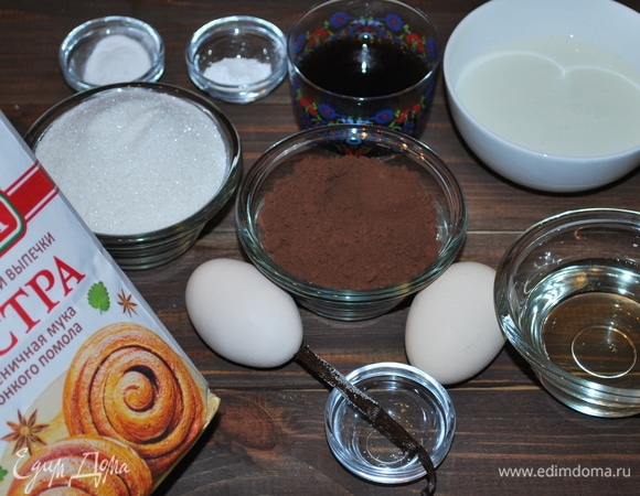 Подготовим продукты для шоколадного бисквита. Заварим кофе (для бисквита нужно 100 г горячего кофе, можно взять растворимый). Бисквит приготовим заранее и дадим ему настояться в течение суток. Можно бисквит приготовить еще раньше и дать ему 2 дня — он будет еще вкуснее (я приготовила за два дня).