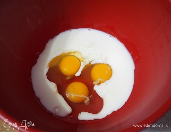 Яйца смешиваем с сахаром и молоком с помощью венчика или блендера.