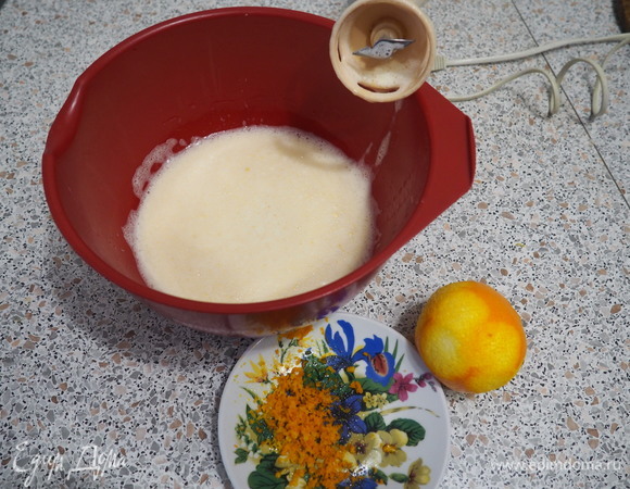 С апельсина снимаем 1 ч. л. цедры.