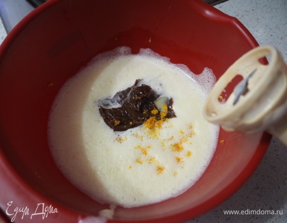 В тесто добавляем размягченное шоколадное масло и цедру.