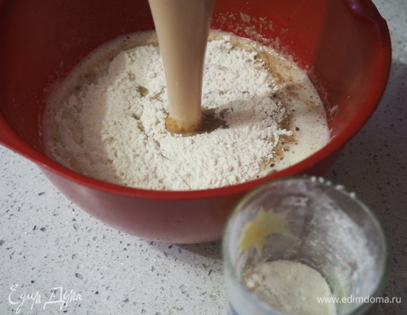 Смешиваем, добавляя постепенно всю муку, ваниль и разрыхлитель.