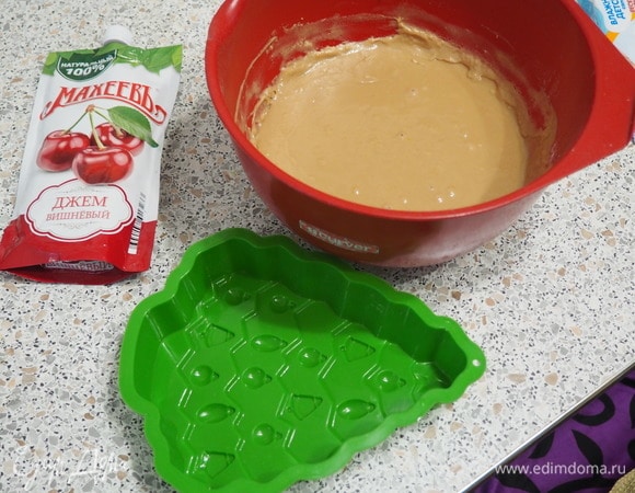 Тесто по консистенции напоминает густую сметану.