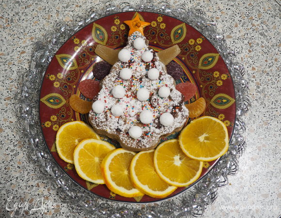 Вынимаем наш кекс. Укладываем на красивое блюдо. Посыпаем сахарной пудрой и кондитерской посыпкой. Украшаем кусочками фруктов, мармеладом, ягодами (у меня клюква в сахаре и кружочки апельсина). Подаем с хорошим настроением! Всем приятного аппетита и красивых блюд на кухне не только по праздникам!