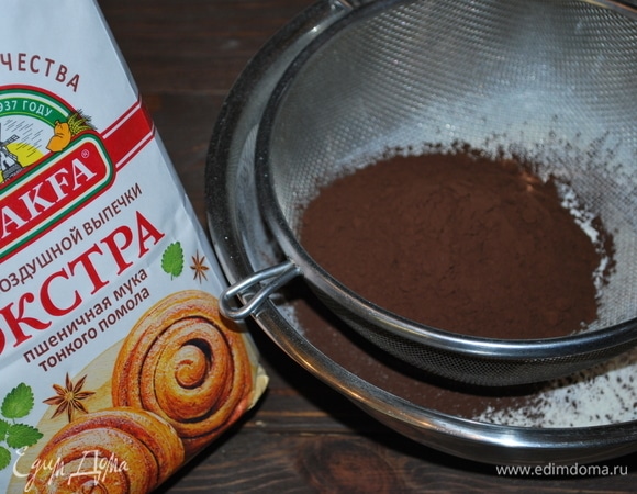 Просеем все сухие ингредиенты, соединим муку «Экстра» MAKFA, какао, разрыхлитель. Добавим сахар, все вместе перемешаем.