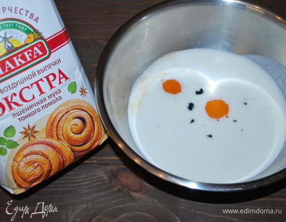 В кефир добавить яйца, масло растительное без запаха, кофе и ваниль (половину стручка). Хорошо перемешать.