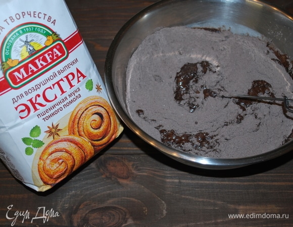 Соединить сухие ингредиенты с жидкими, хорошо перемешать.