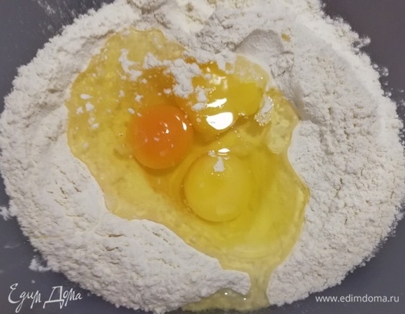 Муку смешиваем с солью и делаем углубление, разбиваем яйца, вливаем оливковое масло.