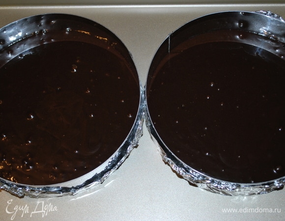 Подготовить формы для выпекания (у меня кольца диаметром 20 см), низ колец я застелила фольгой. Тесто разделить на две равные части, выложить в формы и поставить в разогретую духовку. Выпекать при температуре 170°C до готовности (примерно 35 минут).