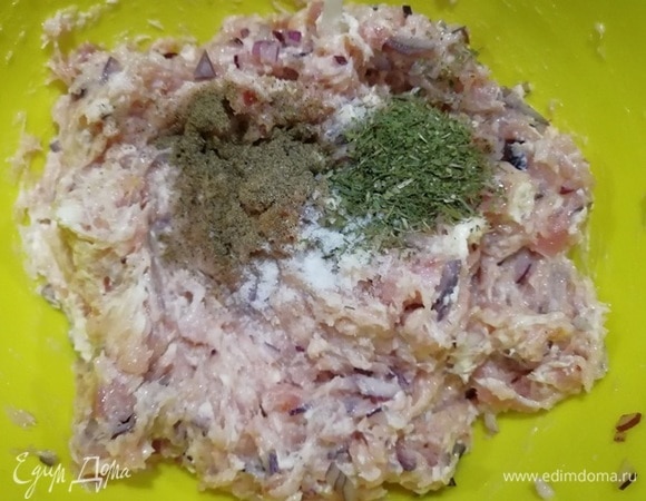 Солим и перчим фарш, добавляем прованские травы.