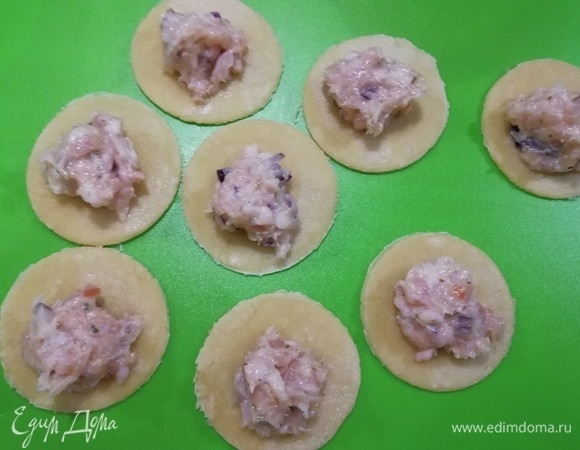 Края теста смачиваем водой, кладем 1/3 ч. л. начинки.