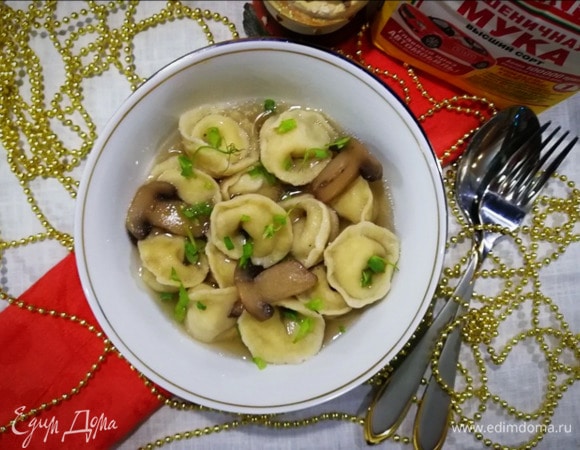 Отвариваем тортеллини в кипящей воде или в бульоне. Я добавила замороженные шампиньоны в бульон для аромата. После того, как тортеллини всплывут на поверхность, варим еще 3–4 минуты. Подаем тортеллини с бульоном, посыпав зеленым луком.