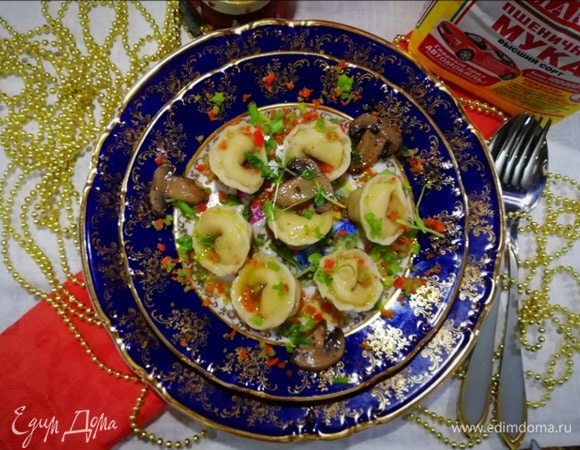 Или подаем на тарелке, сбрызнув оливковым маслом и посыпав сыром (у меня сыр с песто и томатами).