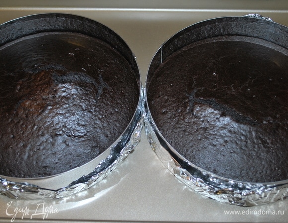 Готовые бисквиты остудить на решетке. Остывшие бисквиты завернуть в пленку и убрать в холодильник на 1–2 дня. У меня бисквиты настаивались два дня.