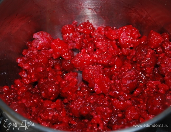 Подготовим малиновый слой для нашего торта. Я готовила из замороженной малины (можно взять готовое малиновое пюре без косточек). 400 г малины я прогрела в сотейнике и протерла через сито, чтобы удалить косточки. Получилось 240 г малинового пюре без косточек.