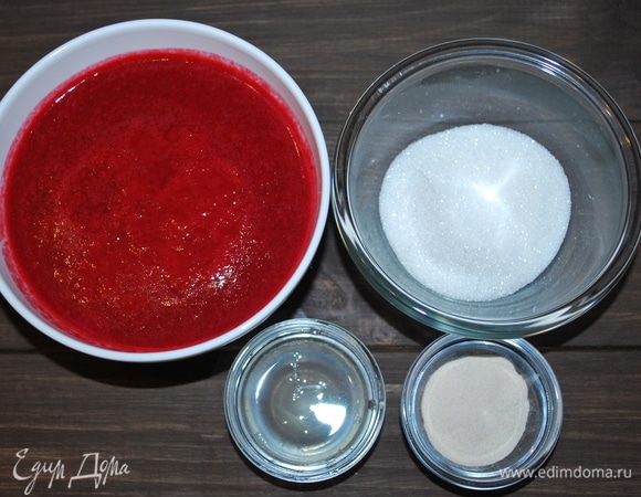 Пюре малины, сахар, лимонный сок и пектин — все это понадобится для прослойки нашего торта. Я использую пектин NH, только с ним у меня получаются стабильные фруктовые слои, которые не растекаются.