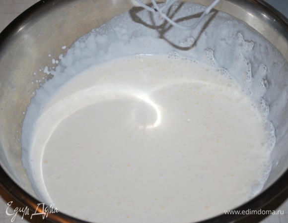 Крем для торта сделаем перед тем, как будем собирать торт. Холодные сливки немного взбить, но не до состояния устойчивых пиков — сливки должны быть жидкими. Добавить творожный сыр, хорошо перемешать.