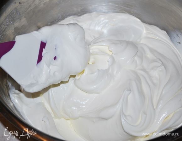 Все вместе взбить до состояния устойчивого крема. Крем готов. Отложить в отдельную миску 350 г крема.
