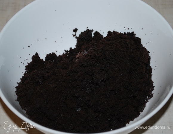 Будем собирать торт. Коржи при выпечке поднялись, и у них образовалась верхушка. Срежем верхушку и выровняем коржи. Из срезанных верхушек сделаем руками крошку (потом эту крошку перемешаем с кремом, который отложили).