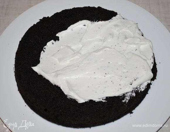 На первый корж нанесем крем ровным слоем (я не стала пропитывать коржи никакой пропиткой), сами коржи очень насыщенные и влажные.