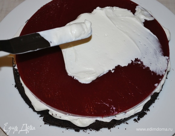 Потом кладем малиновый слой, сверху — еще слой крема, потом — шоколадный бисквит, сверху — оставшийся крем.