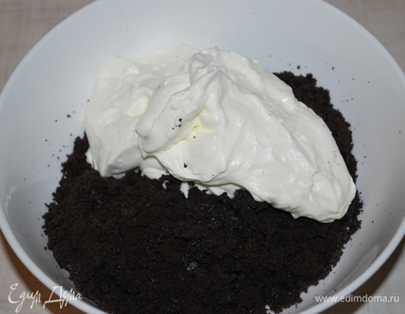 Бисквитную крошку (150 г) соединяем с отложенным кремом (350 г), перемешиваем.