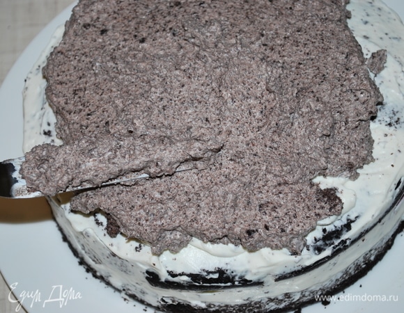 Бока и верх торта покрываем бисквитной крошкой с кремом.