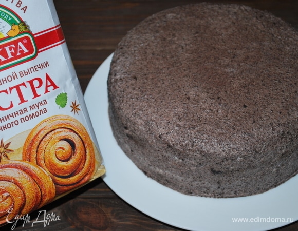 Выравниваем торт и украшаем. Убираем в холод на несколько часов.