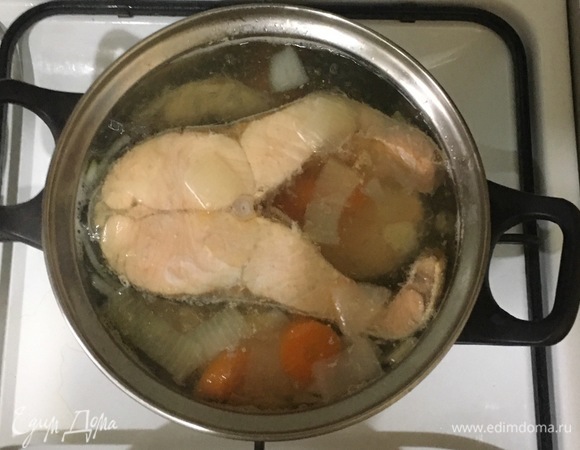 У меня красная рыбка кижуч. Варить с чесноком, морковью и луком 15 минут в кипящей воде.