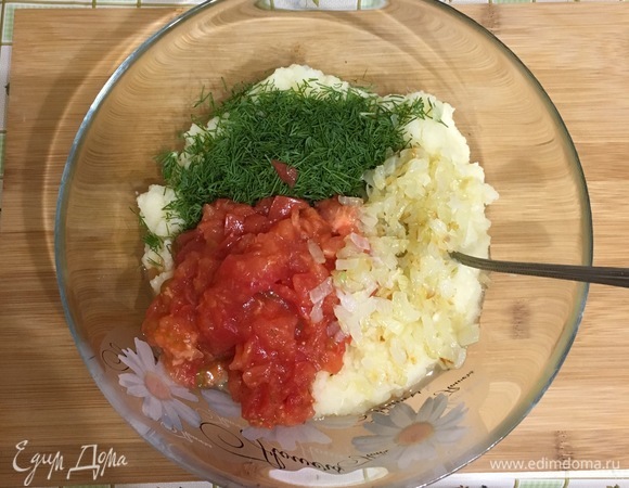 Измельчить помидор, небольшую веточку укропа, добавить к пюре. Лук обжарить на оливковом масле, добавив к пюре. Все вместе перемешать.