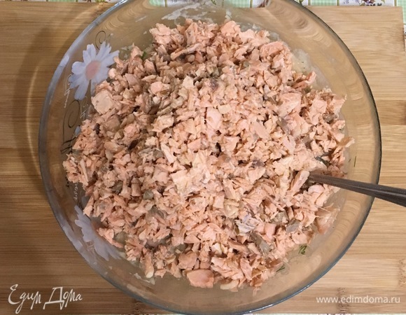 Отварную рыбку раскрошить вилкой, соединить с пюре, хорошо перемешать.