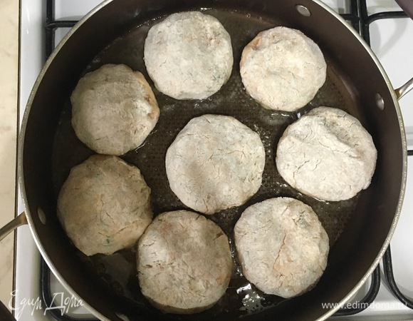 Сделать небольшие биточки, обвалять их в муке.